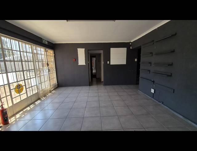 264M² WAREHOUSE TO LET IN JET PARK